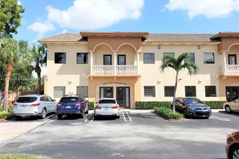 Commercial property in Miami Lakes, Florida № 640858 - photo 2