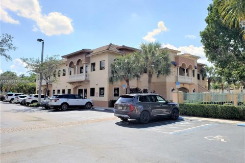 Immobilier commercial à vendre à Miami Lakes, Floride № 640858 - photo 1