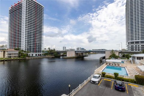 Condo in Hallandale Beach, Florida, 3 bedrooms  № 1316354 - photo 30