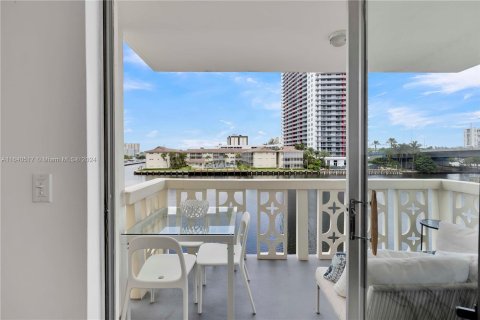 Condo in Hallandale Beach, Florida, 3 bedrooms  № 1316354 - photo 22