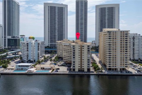 Copropriété à vendre à Hallandale Beach, Floride: 3 chambres, 109.62 m2 № 1316354 - photo 1