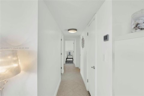 Copropriété à vendre à Hallandale Beach, Floride: 3 chambres, 109.62 m2 № 1316354 - photo 9