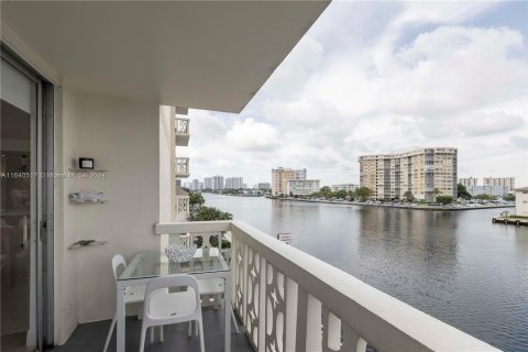 Condo in Hallandale Beach, Florida, 3 bedrooms  № 1316354 - photo 25