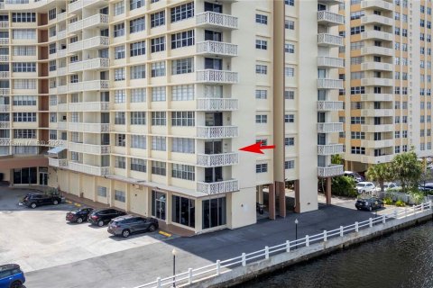 Copropriété à vendre à Hallandale Beach, Floride: 3 chambres, 109.62 m2 № 1316354 - photo 28