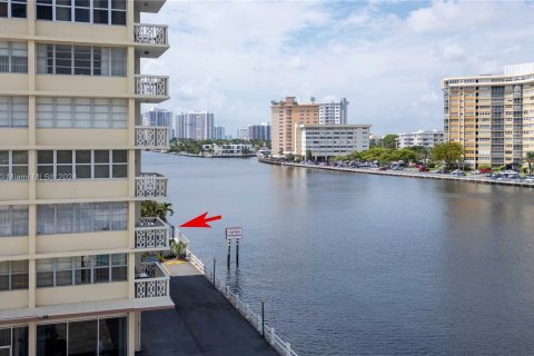 Copropriété à vendre à Hallandale Beach, Floride: 3 chambres, 109.62 m2 № 1316354 - photo 29