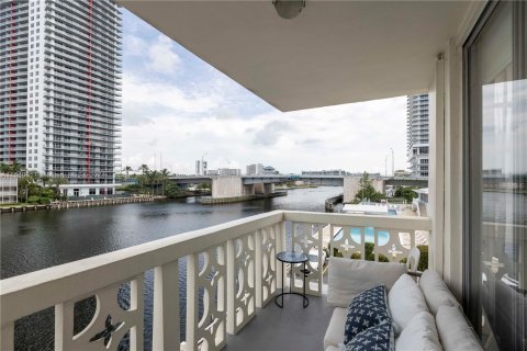 Condo in Hallandale Beach, Florida, 3 bedrooms  № 1316354 - photo 24