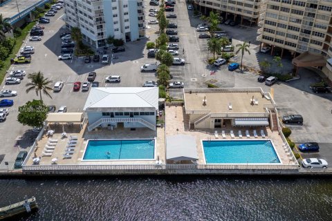 Copropriété à vendre à Hallandale Beach, Floride: 3 chambres, 109.62 m2 № 1316354 - photo 27