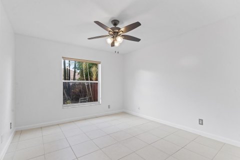 House in Lake Worth, Florida 5 bedrooms, 292.18 sq.m. № 1100705 - photo 7