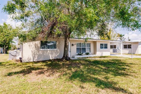 House in Punta Gorda, Florida 4 bedrooms, 134.71 sq.m. № 1253377 - photo 3