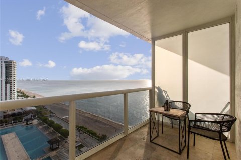 Condominio en venta en Hallandale Beach, Florida, 1 dormitorio, 78.41 m2 № 924629 - foto 6