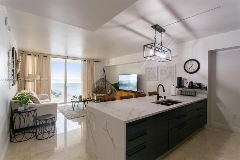 Condominio en venta en Hallandale Beach, Florida, 1 dormitorio, 78.41 m2 № 924629 - foto 12
