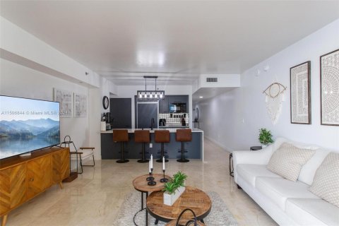 Condominio en venta en Hallandale Beach, Florida, 1 dormitorio, 78.41 m2 № 924629 - foto 14