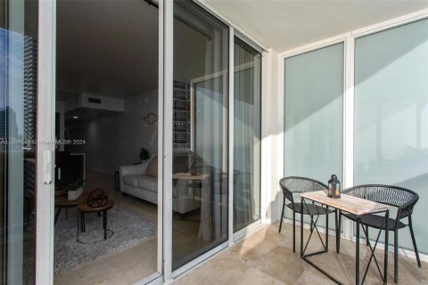 Condominio en venta en Hallandale Beach, Florida, 1 dormitorio, 78.41 m2 № 924629 - foto 17