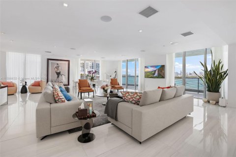 Condo in Miami Beach, Florida, 2 bedrooms  № 1208428 - photo 7