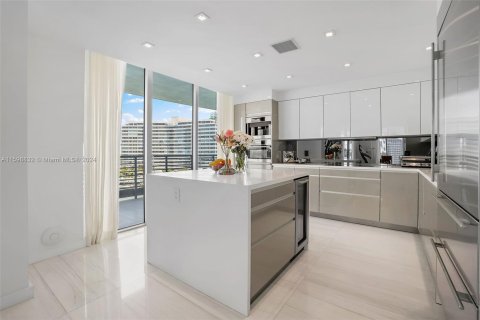 Condo in Miami Beach, Florida, 2 bedrooms  № 1208428 - photo 14