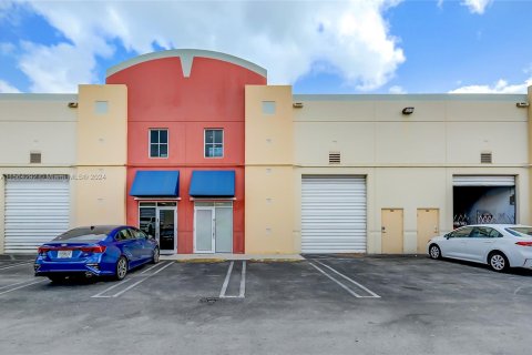 Купить коммерческую недвижимость в Дорал, Флорида № 1101626 - фото 4