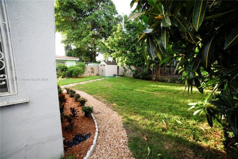 House in Miami, Florida 3 bedrooms, 167.13 sq.m. № 1385964 - photo 25