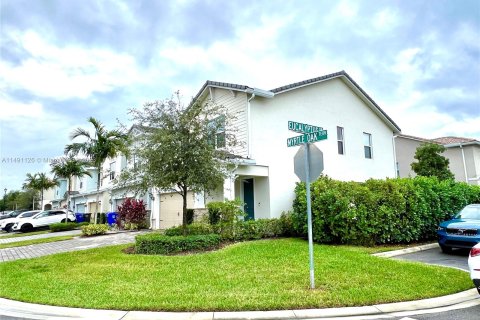 Townhouse in Hollywood, Florida 3 bedrooms, 188.5 sq.m. № 857656 - photo 2