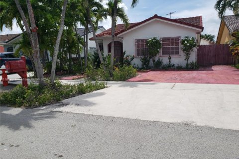 House in Hialeah, Florida 3 bedrooms, 125.98 sq.m. № 1375472 - photo 1