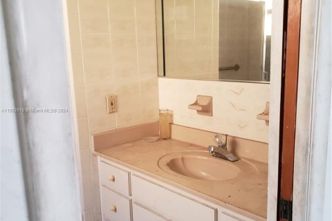 Casa en venta en Hialeah, Florida, 3 dormitorios, 125.98 m2 № 1375472 - foto 2