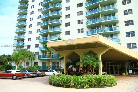 Condo in Sunny Isles Beach, Florida, 3 bedrooms  № 909677 - photo 19