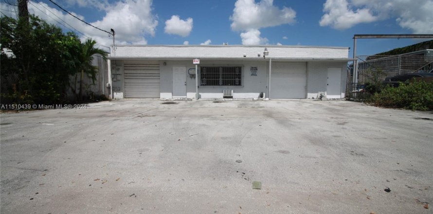 Commercial property in West Park, Florida № 936027