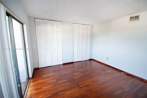 Condo in Miami Beach, Florida, 1 bedroom  № 1331567 - photo 17