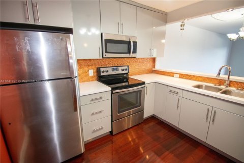 Condo in Miami Beach, Florida, 1 bedroom  № 1331567 - photo 25