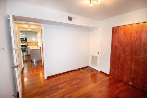 Condo in Miami Beach, Florida, 1 bedroom  № 1331567 - photo 22