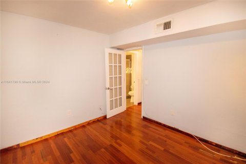 Condo in Miami Beach, Florida, 1 bedroom  № 1331567 - photo 23