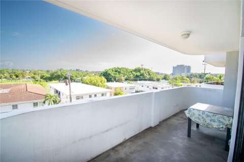 Condo in Miami Beach, Florida, 1 bedroom  № 1331567 - photo 27