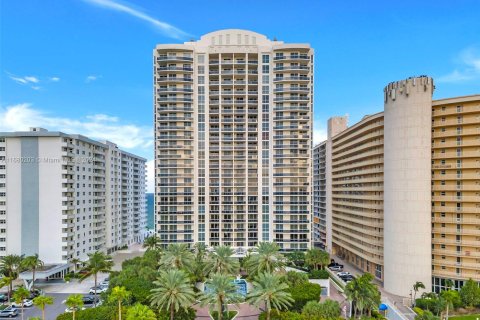 Condo in Fort Lauderdale, Florida, 3 bedrooms  № 1409287 - photo 1