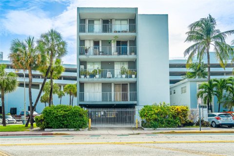 Condo in Miami Beach, Florida, 1 bedroom  № 1431397 - photo 1