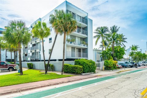 Condo in Miami Beach, Florida, 1 bedroom  № 1431397 - photo 2