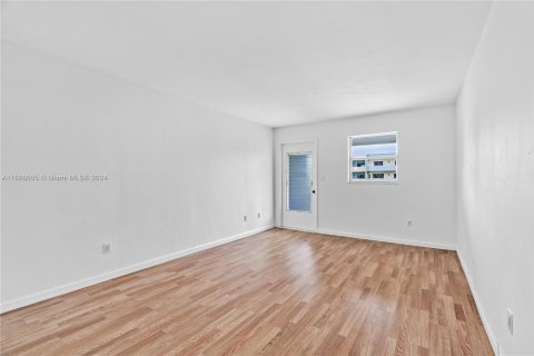 Condo in Miami Beach, Florida, 1 bedroom  № 1431397 - photo 6