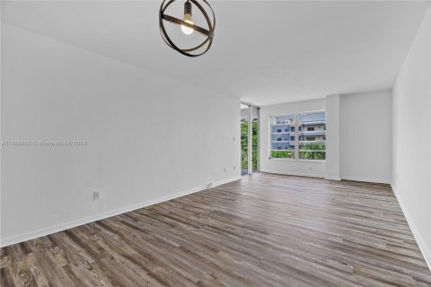 Condo in Miami Beach, Florida, 1 bedroom  № 1431397 - photo 4