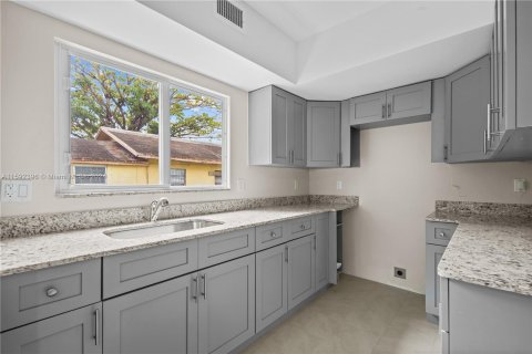 Immobilier commercial à vendre à Miami, Floride: 278.71 m2 № 1187844 - photo 9