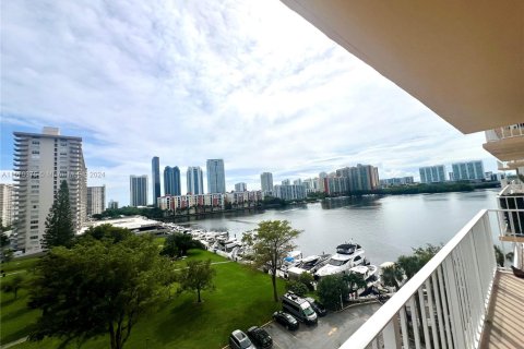 Condo in Sunny Isles Beach, Florida, 1 bedroom  № 1409264 - photo 1