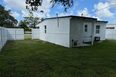 House in Opa-locka, Florida 2 bedrooms, 55.18 sq.m. № 1409023 - photo 15