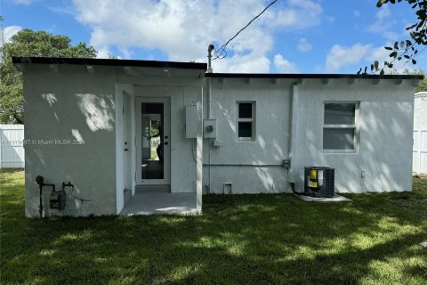 House in Opa-locka, Florida 2 bedrooms, 55.18 sq.m. № 1409023 - photo 12