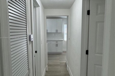 Casa en venta en Opa-locka, Florida, 2 dormitorios, 55.18 m2 № 1409023 - foto 8