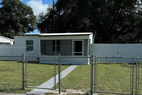 House in Opa-locka, Florida 2 bedrooms, 55.18 sq.m. № 1409023 - photo 18