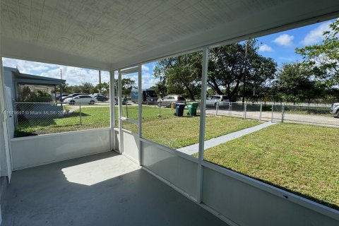 Villa ou maison à vendre à Opa-locka, Floride: 2 chambres, 55.18 m2 № 1409023 - photo 19