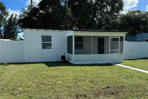 House in Opa-locka, Florida 2 bedrooms, 55.18 sq.m. № 1409023 - photo 1