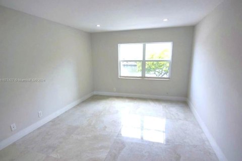 Condo in Hallandale Beach, Florida, 2 bedrooms  № 1408314 - photo 15