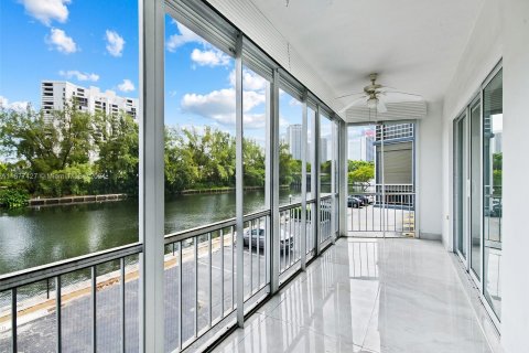 Condo in Hallandale Beach, Florida, 2 bedrooms  № 1408314 - photo 9