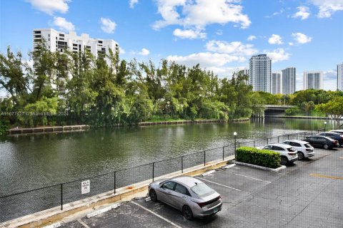 Condo in Hallandale Beach, Florida, 2 bedrooms  № 1408314 - photo 10