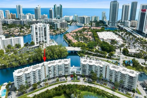 Condo in Hallandale Beach, Florida, 2 bedrooms  № 1408314 - photo 24