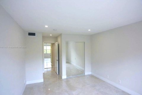 Condo in Hallandale Beach, Florida, 2 bedrooms  № 1408314 - photo 14