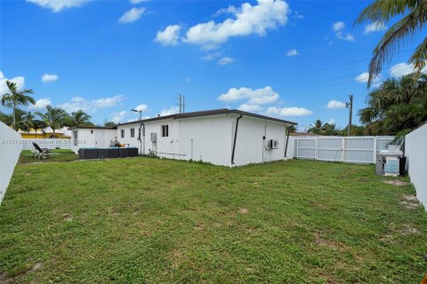 House in Fort Lauderdale, Florida 4 bedrooms, 169.08 sq.m. № 1408318 - photo 24